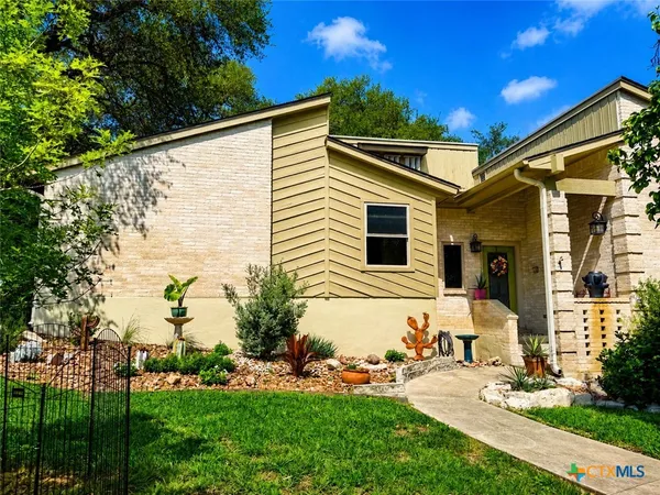 $575,000 | 714 Oakwood Boulevard, New Braunfels, TX 78130