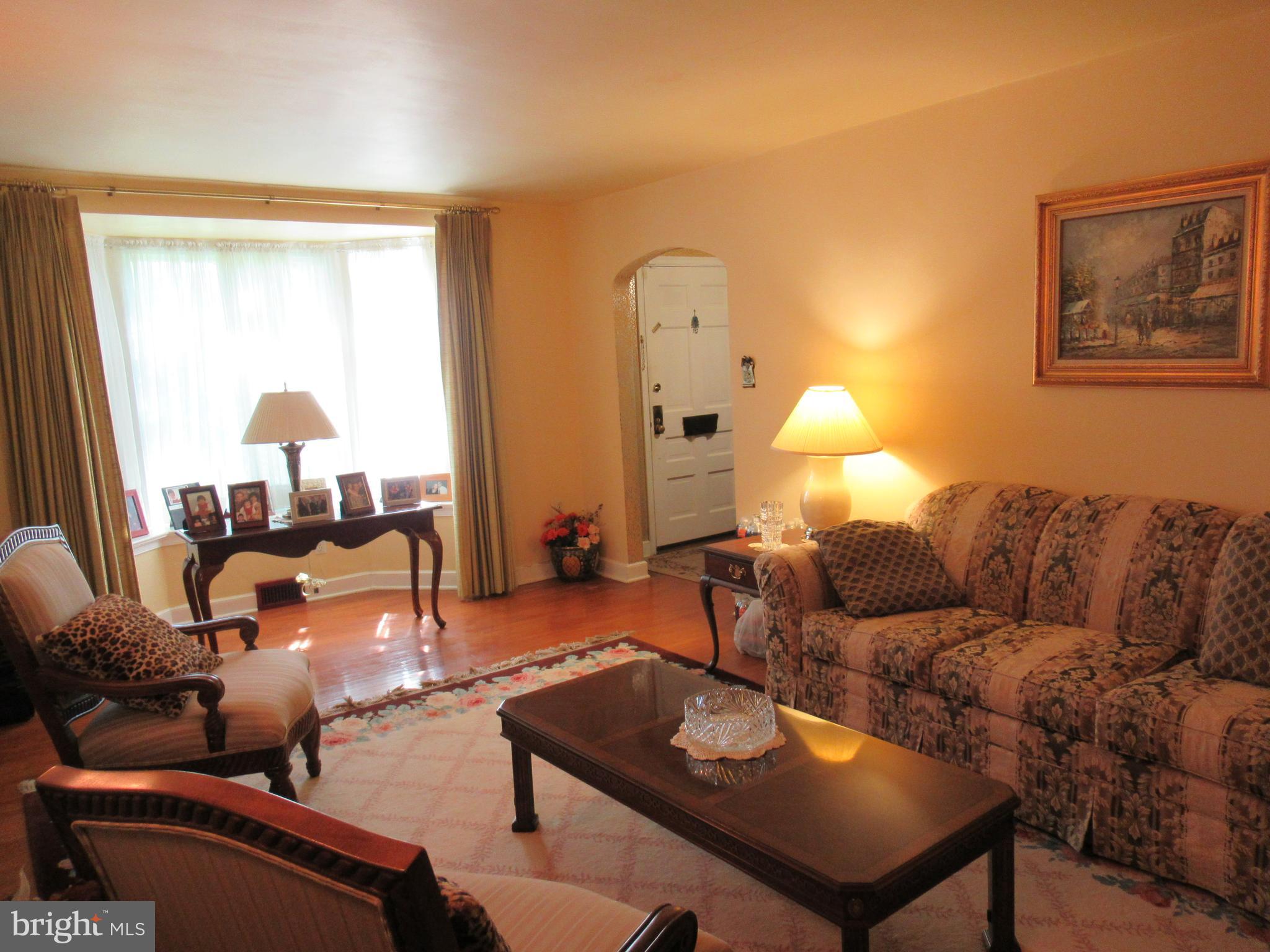 101 Dewey Road Cheltenham, PA 19012 - Photo 3 of 37 Living room nice and bright