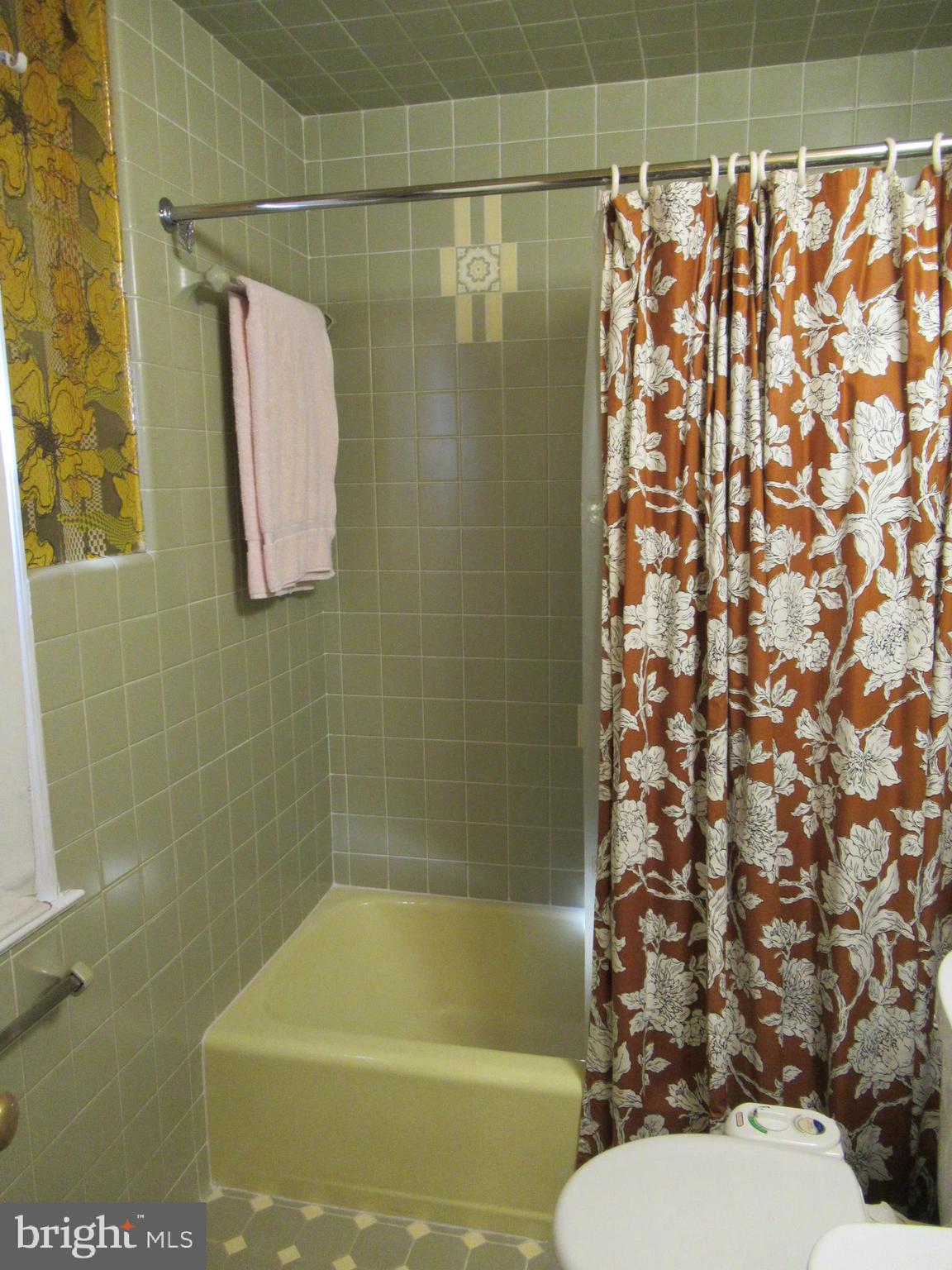 101 Dewey Road Cheltenham, PA 19012 - Photo 31 of 37 Hall bath