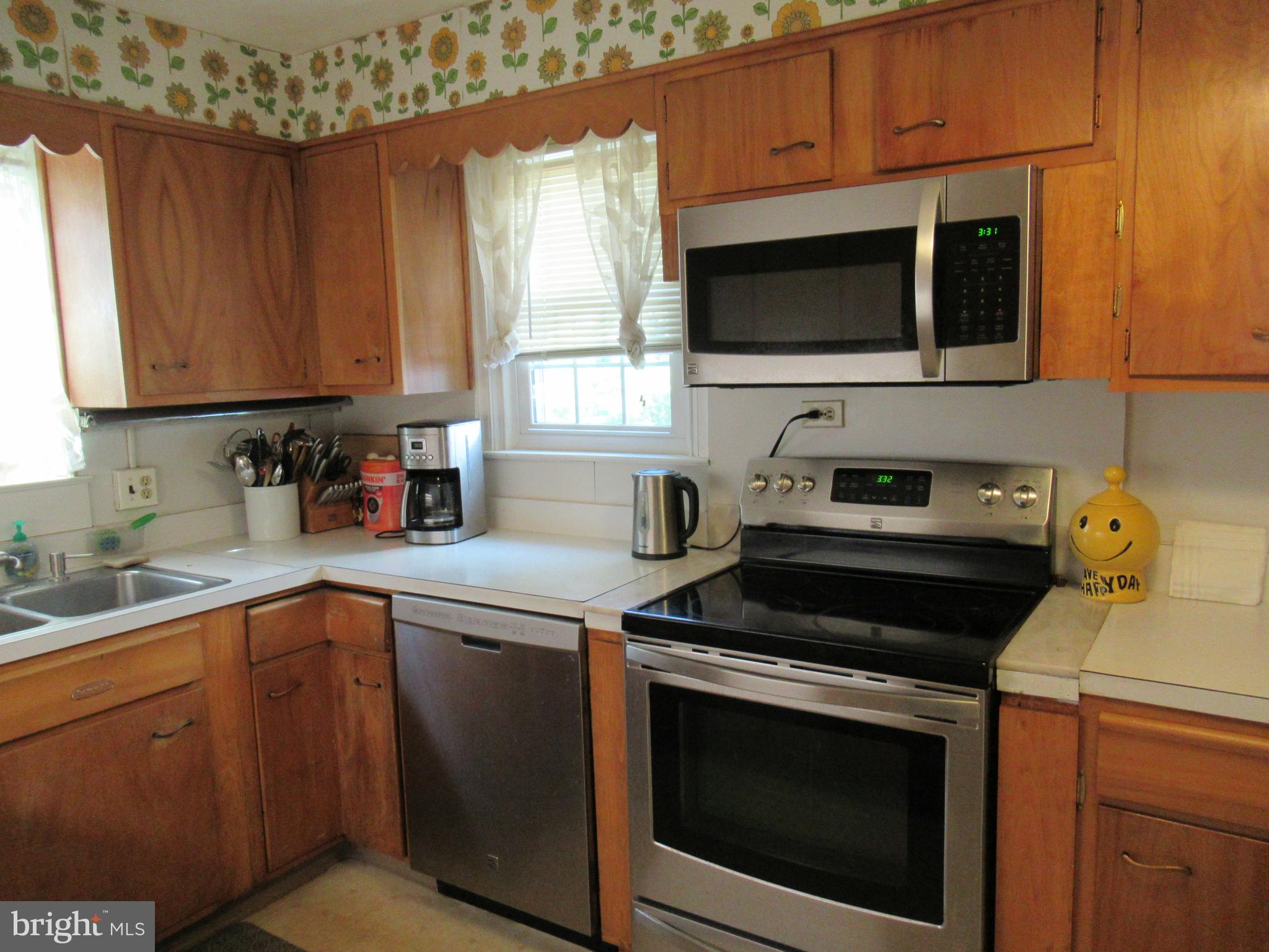 101 Dewey Road Cheltenham, PA 19012 - Photo 7 of 37 Kitchen with newer appliances