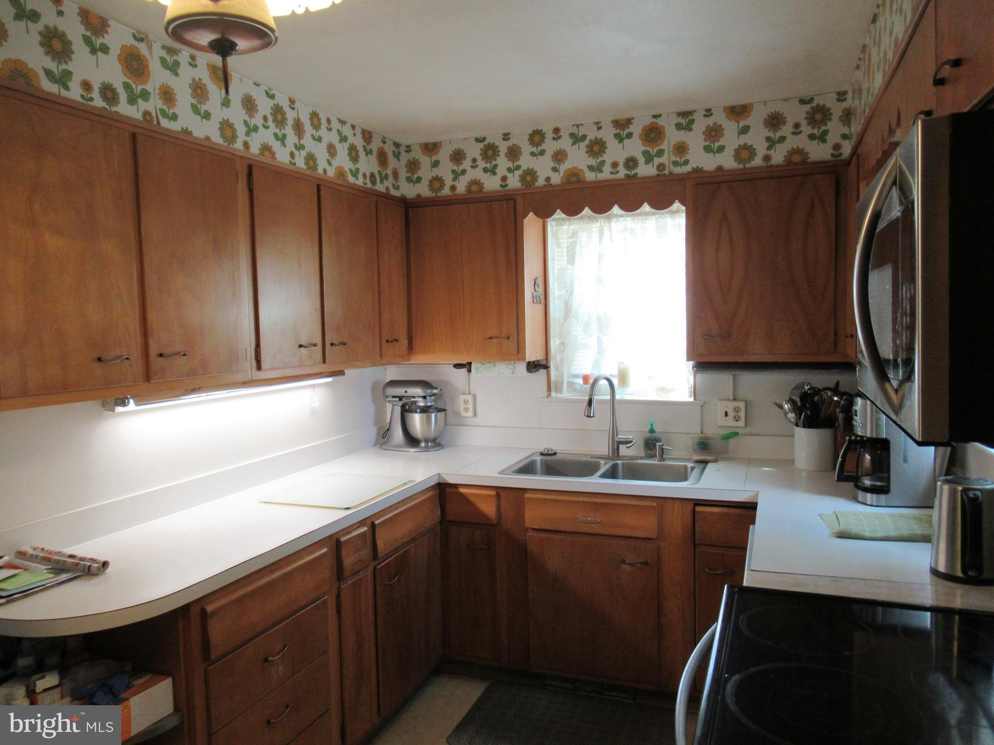 101 Dewey Road Cheltenham, PA 19012 - Photo 8 of 37 Kitchen with lots of counter space