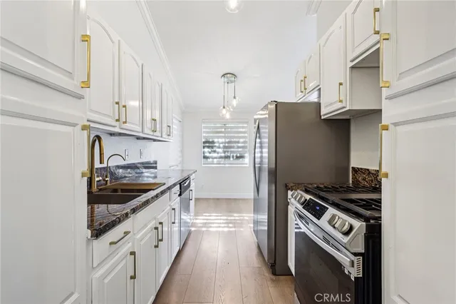 $449,950 | 7439 Woodman Avenue, Unit 31, Van Nuys, CA 91405