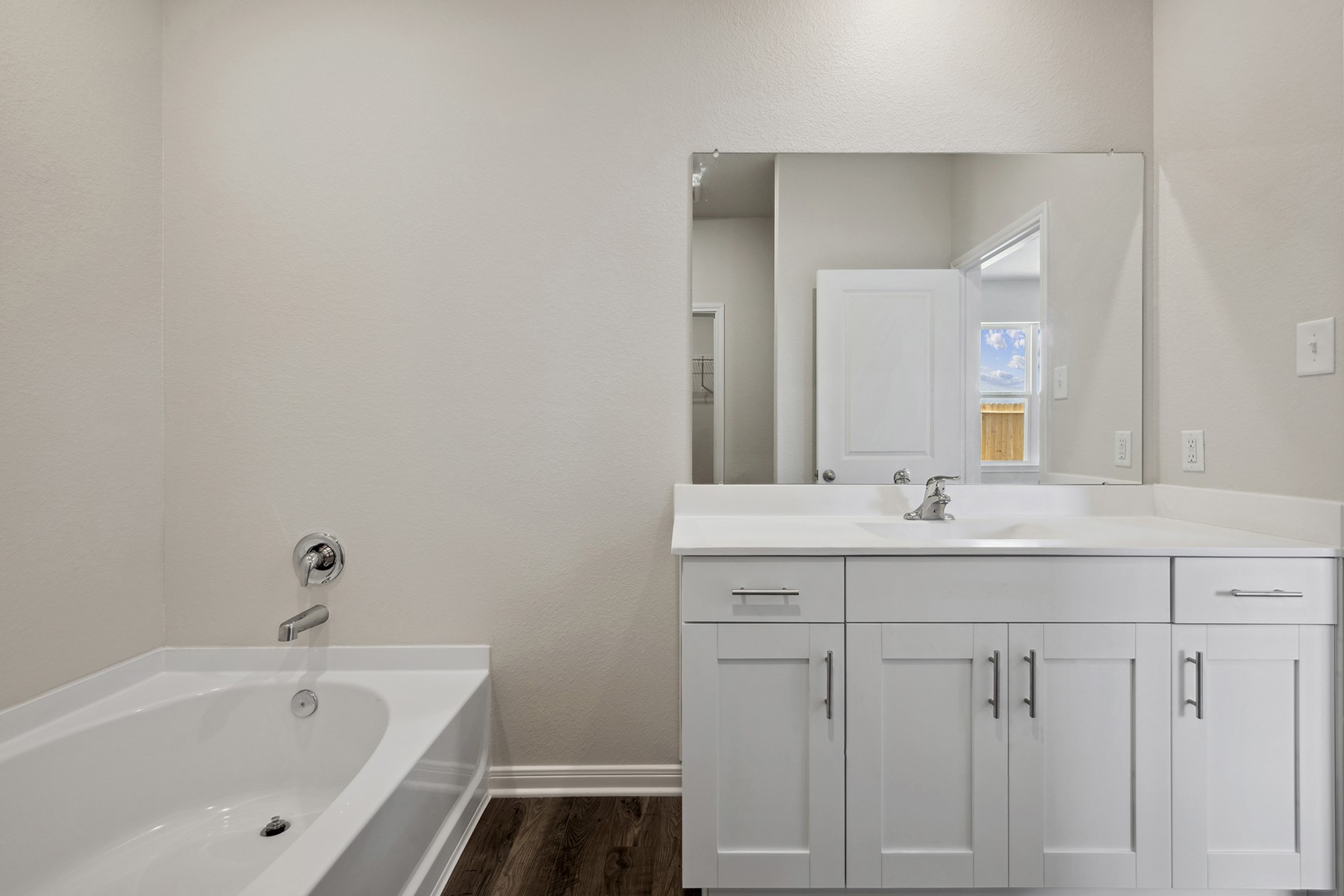 10422 Red Cardinal Drive Cleveland, TX 77328 - Photo 12 of 23 a bathroom with a tub sink and mirror