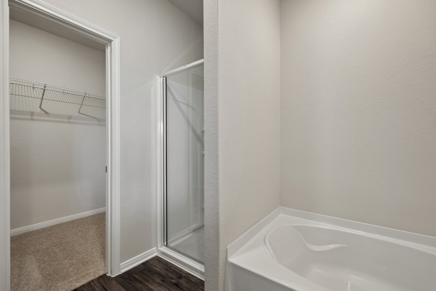 10422 Red Cardinal Drive Cleveland, TX 77328 - Photo 14 of 23 a bathroom with a bathtub