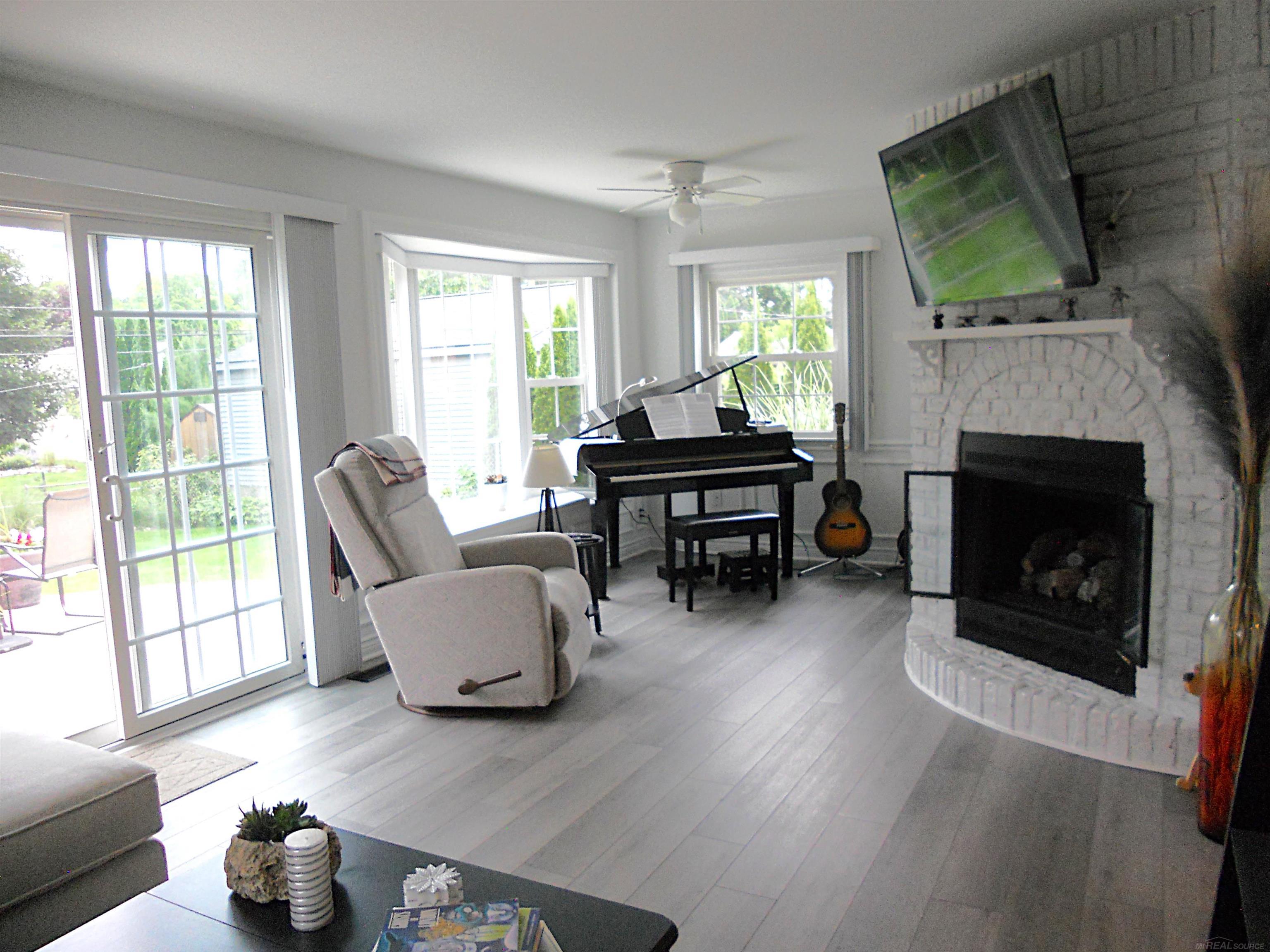 625 Rewold Drive Rochester, MI 48307 - Photo 5 of 69 50213110-66035ed6-04ca-45cd-abfa-4e0b9fe5c322.JPG