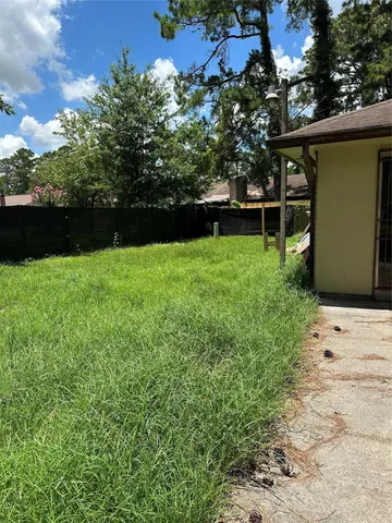 a view of a backyard