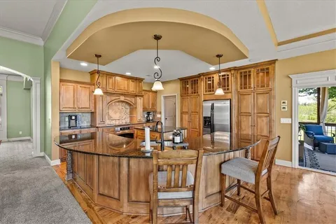 $915,000 | 8070 Green Glades Court, Parkville, MO 64152