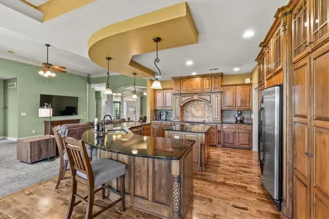 $915,000 | 8070 Green Glades Court, Parkville, MO 64152