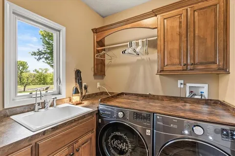 $915,000 | 8070 Green Glades Court, Parkville, MO 64152