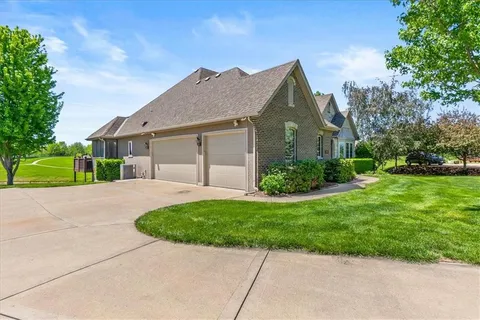 $915,000 | 8070 Green Glades Court, Parkville, MO 64152