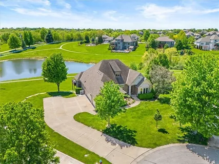 $915,000 | 8070 Green Glades Court, Parkville, MO 64152