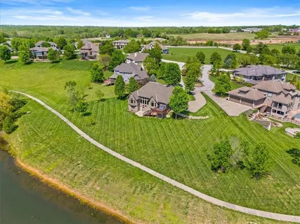 $915,000 | 8070 Green Glades Court, Parkville, MO 64152