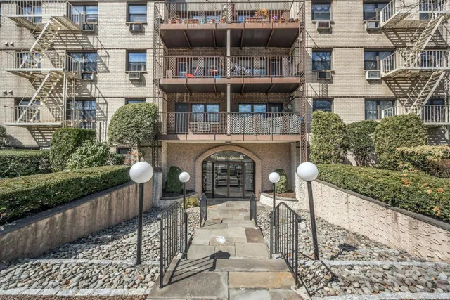 $279,000 | 2261 Palmer Avenue, Unit 2M, New Rochelle, NY 10801