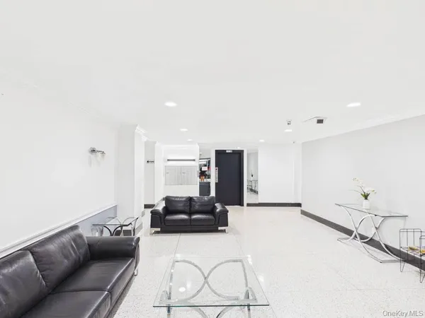 $183,000 | 65-15 Alderton Street, Unit 3F | Rego Park