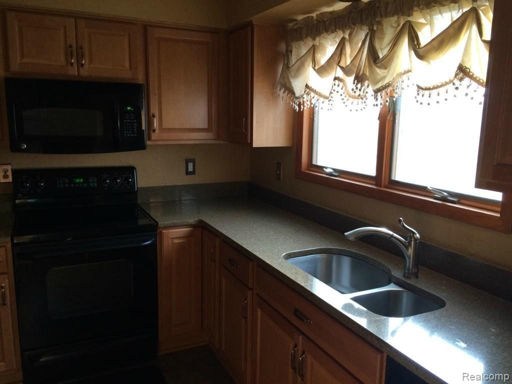 969 Cobblers Road Waterford, MI 48327 - Photo 20 of 23 kit20.jpg