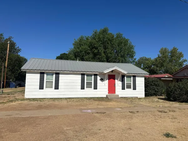 $76,500 | 807 Ave H, Hale Center, TX 79041