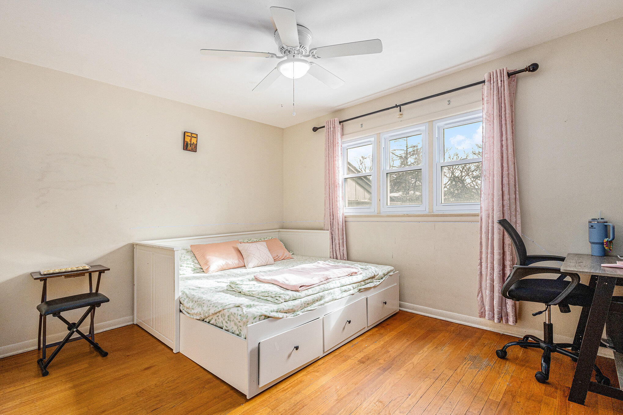 1511 Park Drive Munster, IN 46321 - Photo 17 of 23 a bedroom with a bed and a table in it