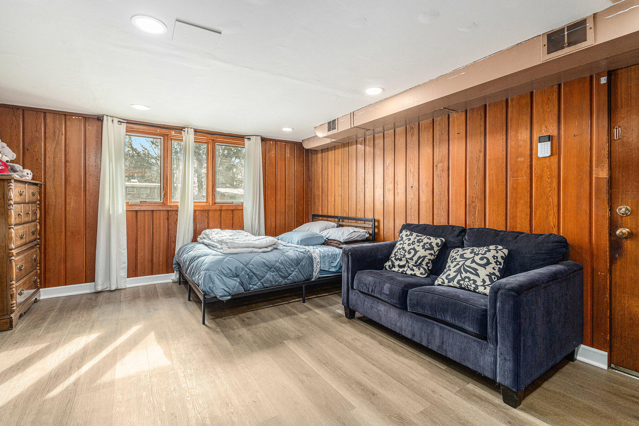 1511 Park Drive Munster, IN 46321 - Photo 19 of 23 a living room with furniture and a large window