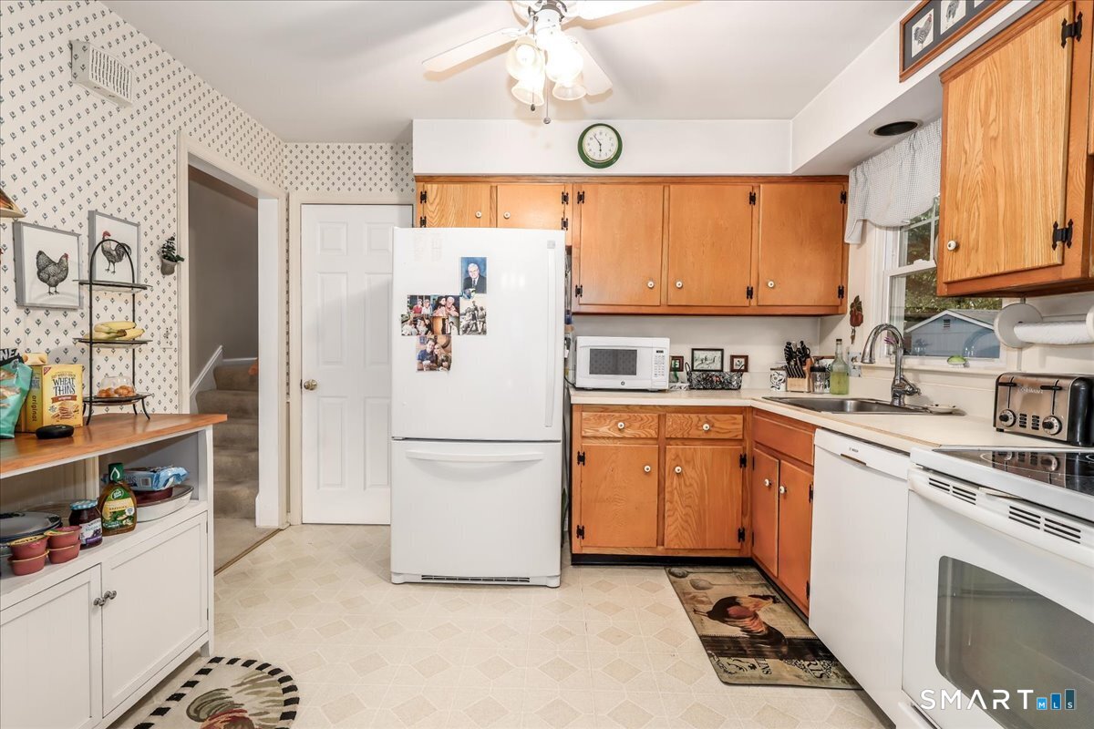 75 Centerbrook Road Fairfield, CT 06824 - Photo 11 of 39 Eat-in-kitchen.