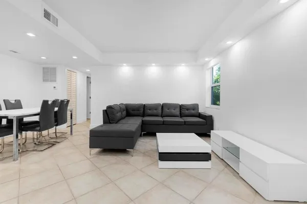 $2,195 | 1439 South Ocean Boulevard, Unit 215, Pompano Beach, FL 33062