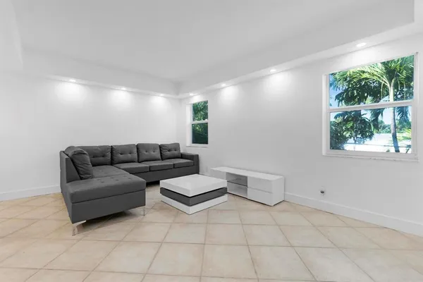 $2,195 | 1439 South Ocean Boulevard, Unit 215, Pompano Beach, FL 33062