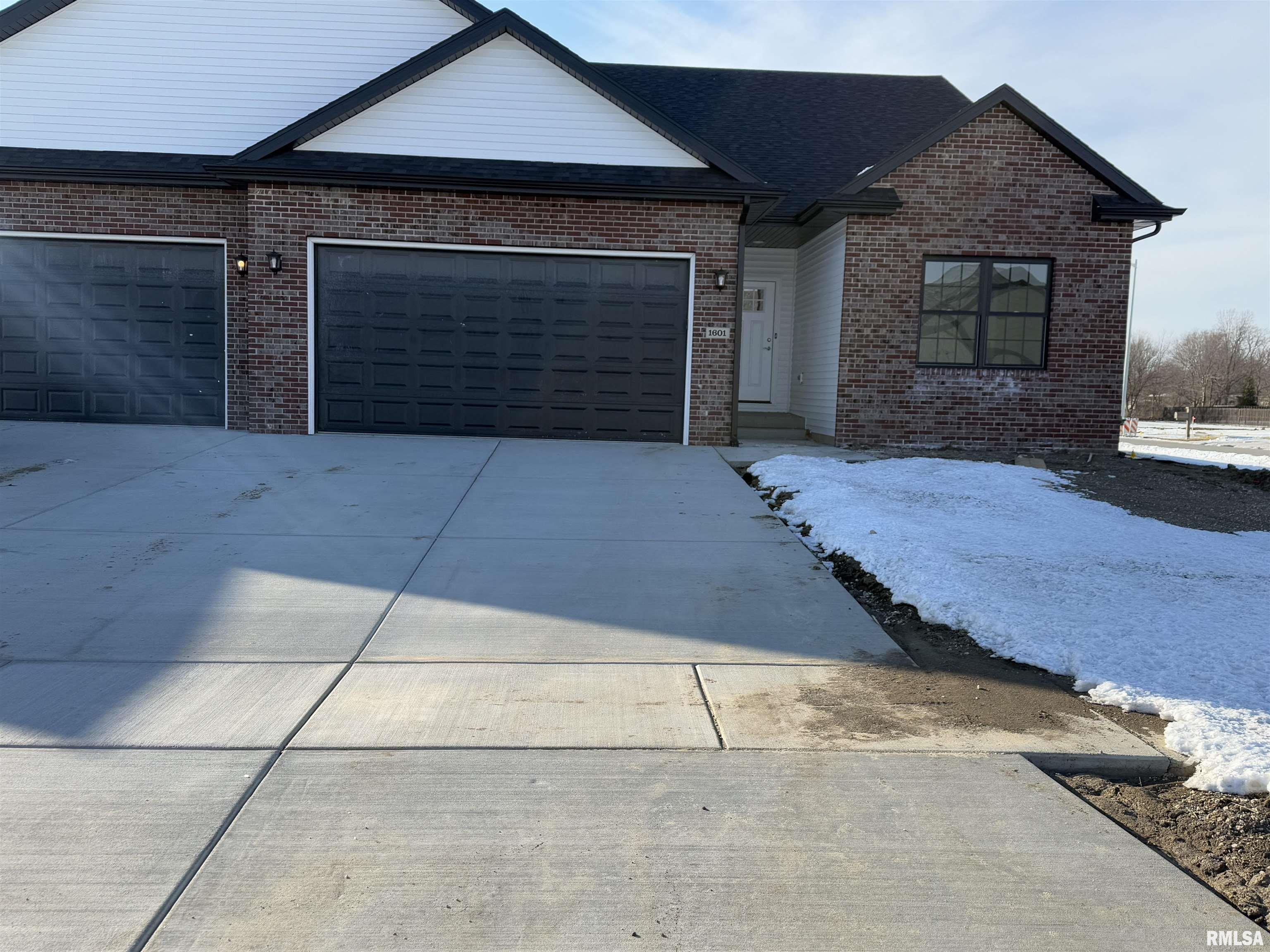 1601 Blenheim Drive Springfield, IL 62711 - Photo 1 of 21