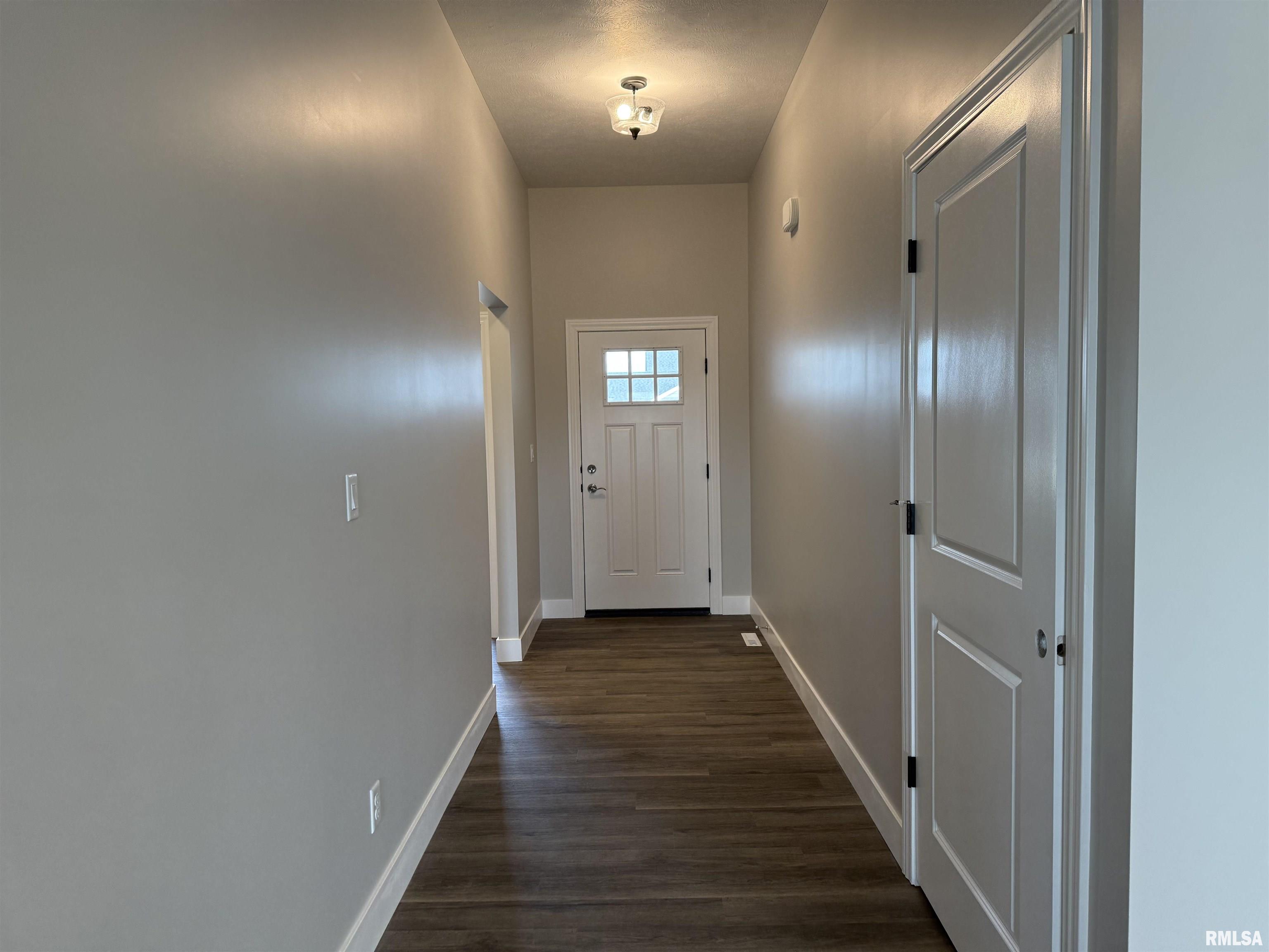 1601 Blenheim Drive Springfield, IL 62711 - Photo 2 of 21