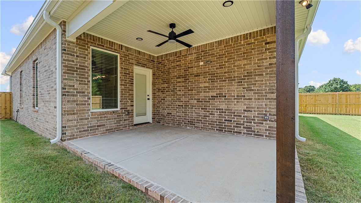 2112 Porter Street Pea Ridge, AR 72751 - Photo 10 of 20 Covered back patio