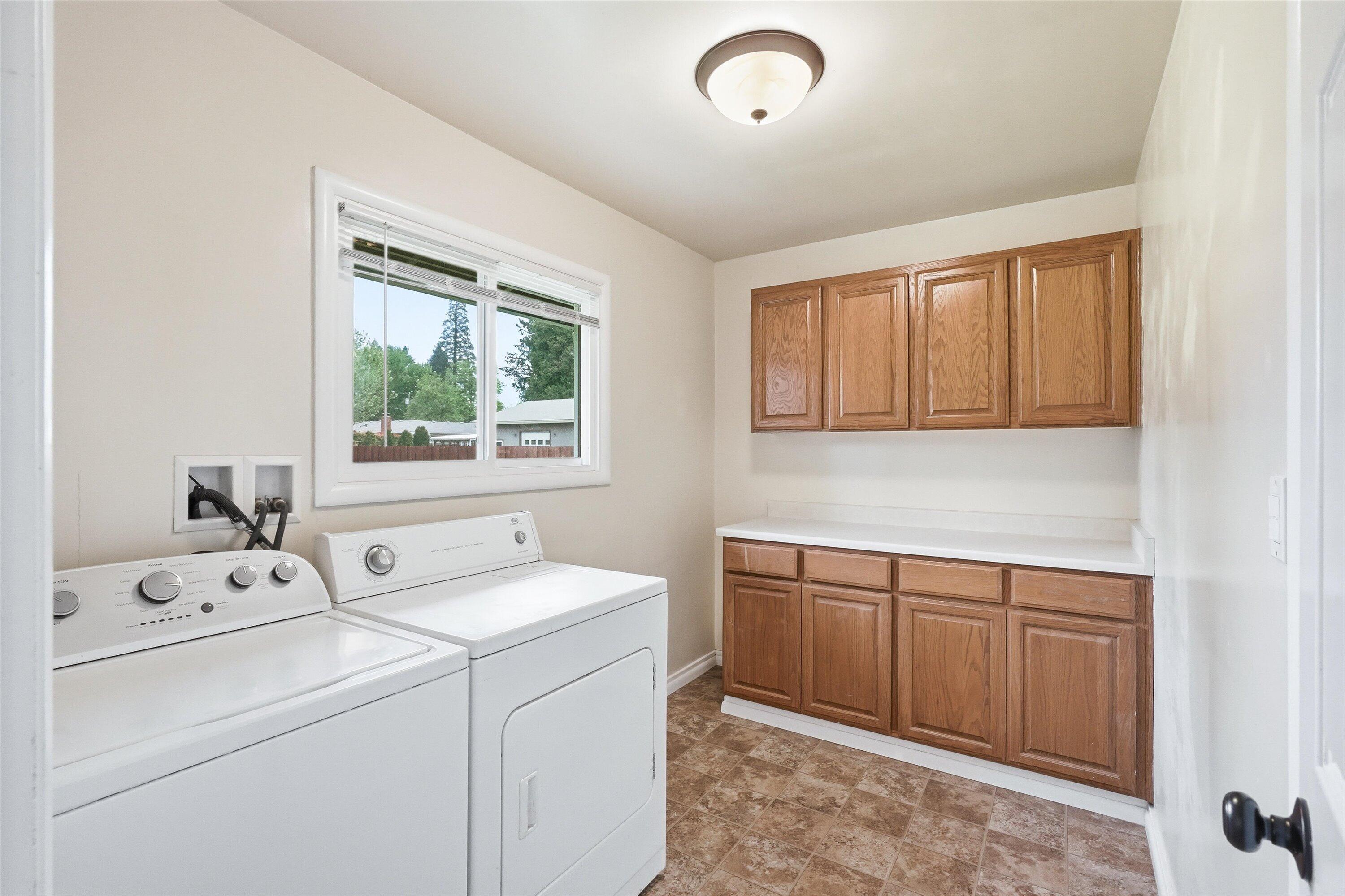 689 South Modoc Avenue Medford, OR 97504 - Photo 17 of 47 Laundry room