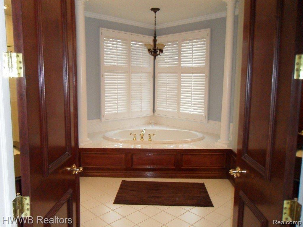 1878 Vinsetta Court Rochester, MI 48306 - Photo 10 of 18 13 Master Bath