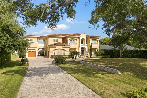a view of entryway and hall