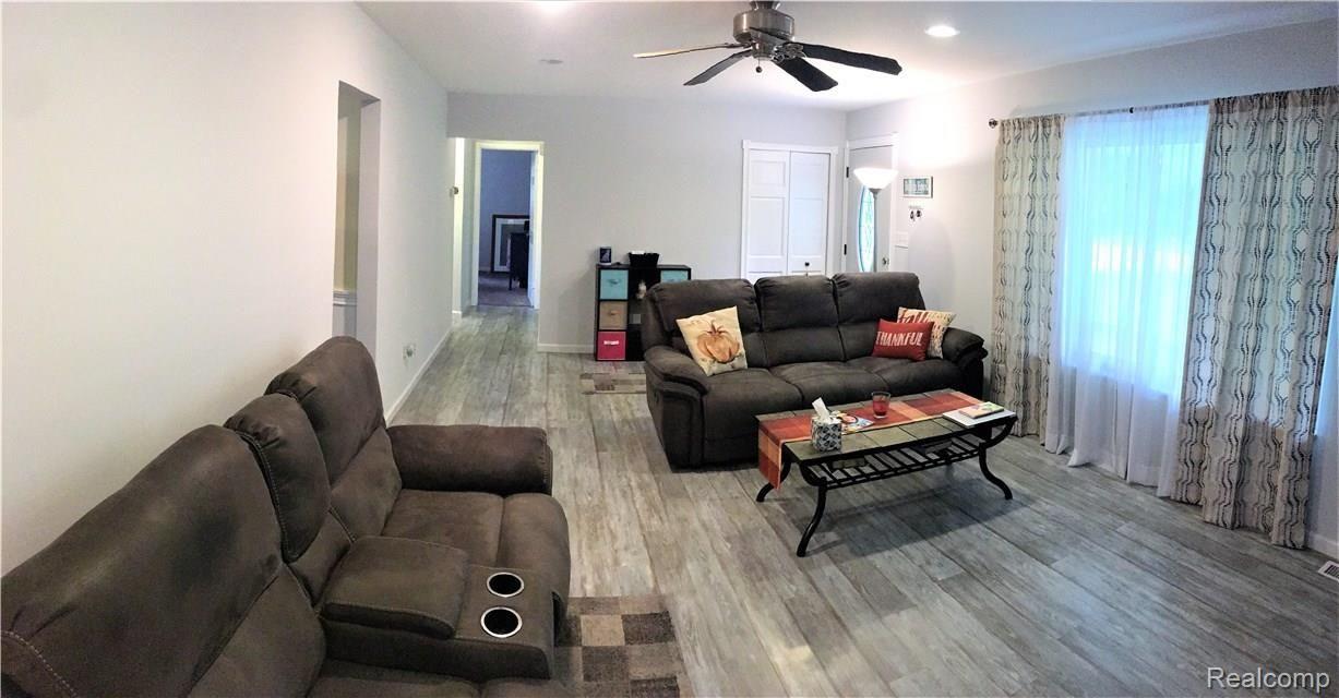 9039 Buchanan Road Brighton, MI 48116 - Photo 14 of 26 Living Room