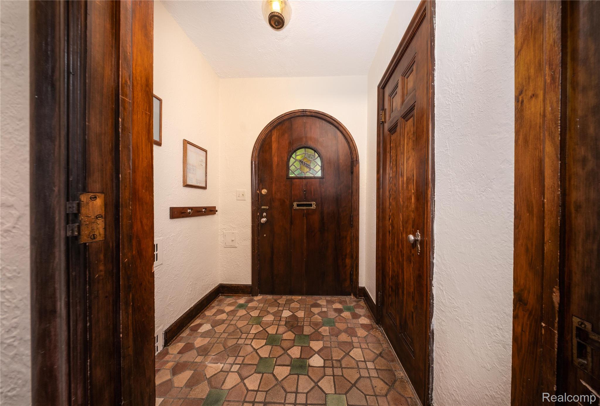 16580 Westmoreland Road Detroit, MI 48219 - Photo 3 of 37 inside entry 16580 Westmoreland.jpg