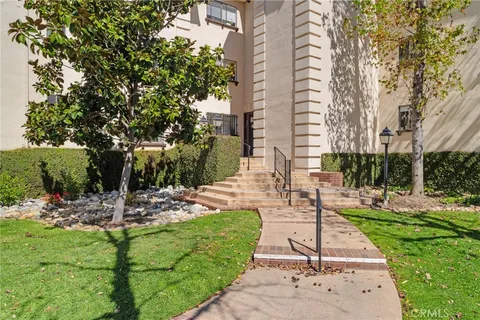 $799,999 | 534 South Oak Knoll Avenue, Unit 103, Pasadena, CA 91101