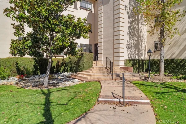 $799,999 | 534 South Oak Knoll Avenue, Unit 103, Pasadena, CA 91101