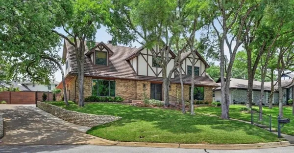 $679,000 | 2304 Wakeforest Court, Arlington, TX 76012