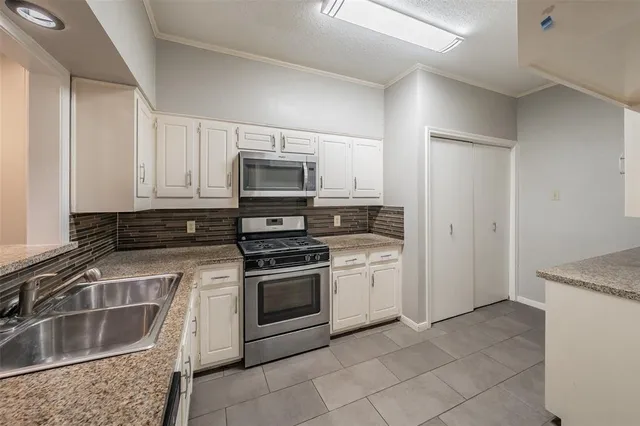 $2,550 | 10618 Ravenscroft Drive, Dallas, TX 75230