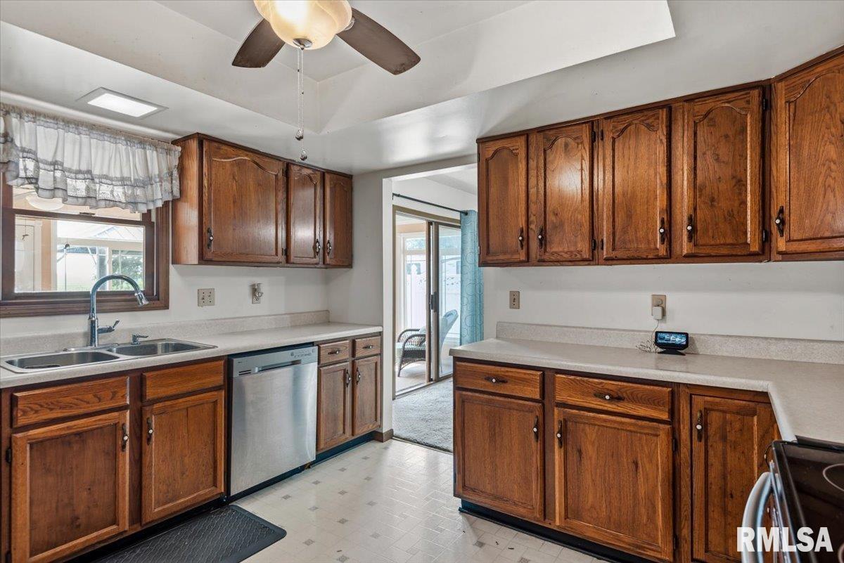 54 Longview Drive Springfield, IL 62712 - Photo 8 of 29