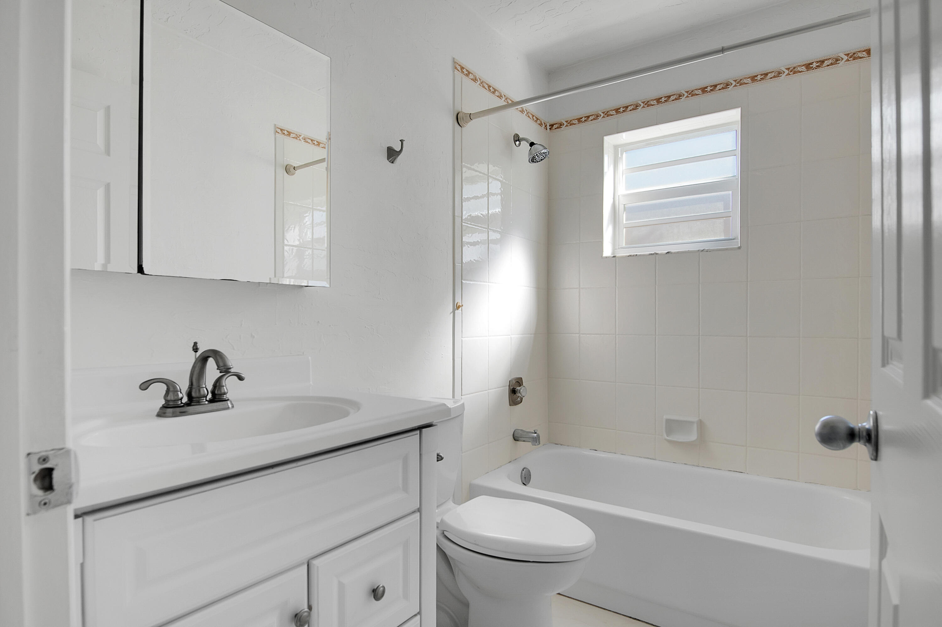 567 Normandy L, Unit 567 Delray Beach, FL 33484 - Photo 12 of 38 2nd Bathroom