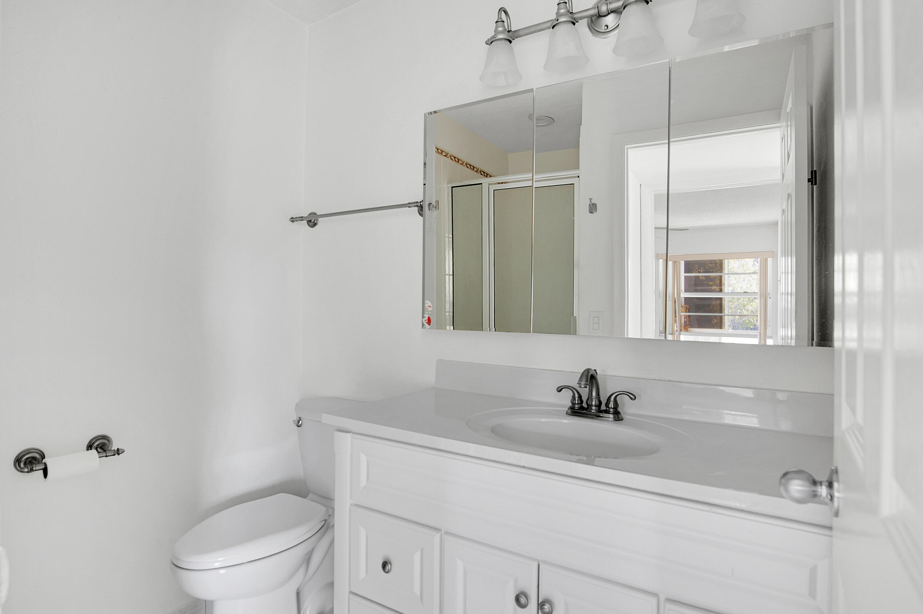 567 Normandy L, Unit 567 Delray Beach, FL 33484 - Photo 21 of 38 Primary Bath