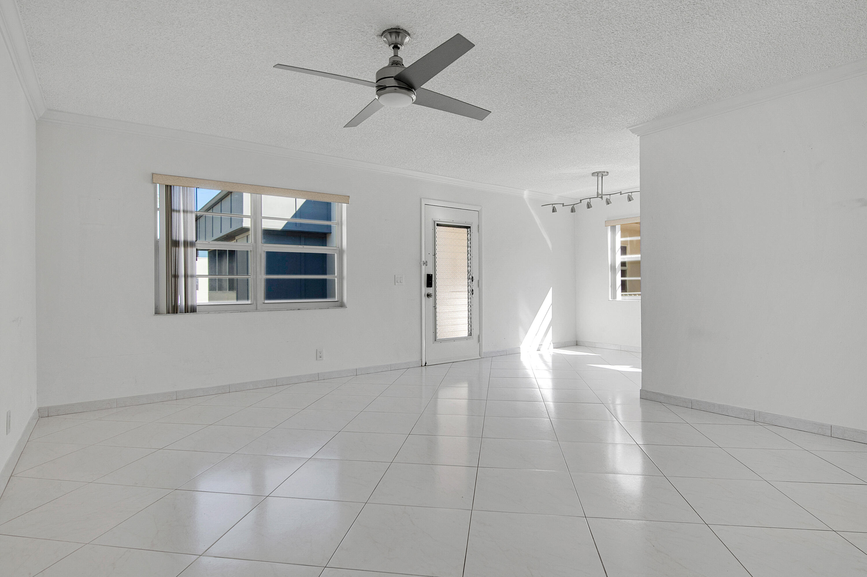 567 Normandy L, Unit 567 Delray Beach, FL 33484 - Photo 3 of 38 Living Room