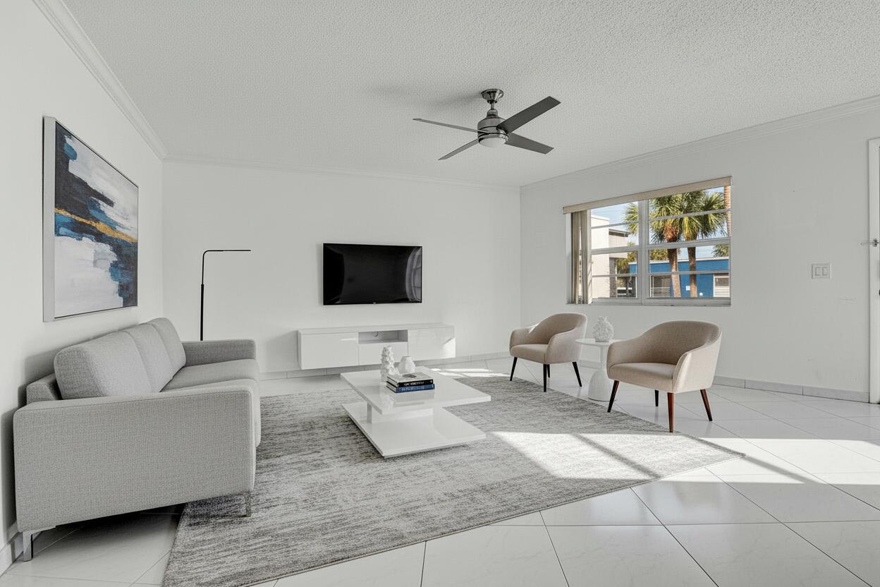 567 Normandy L, Unit 567 Delray Beach, FL 33484 - Photo 5 of 38 Living Room