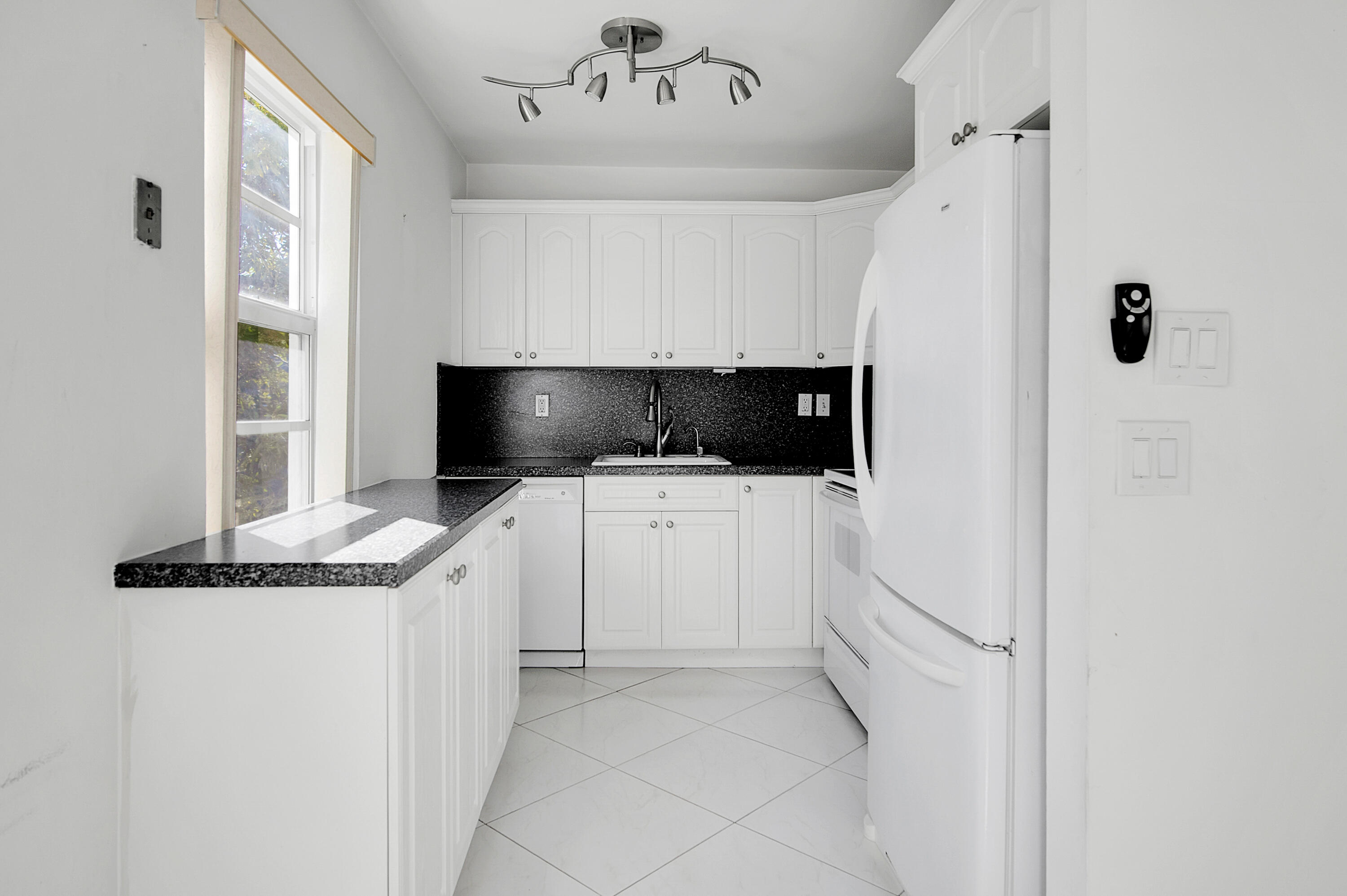 567 Normandy L, Unit 567 Delray Beach, FL 33484 - Photo 7 of 38 Kitchen