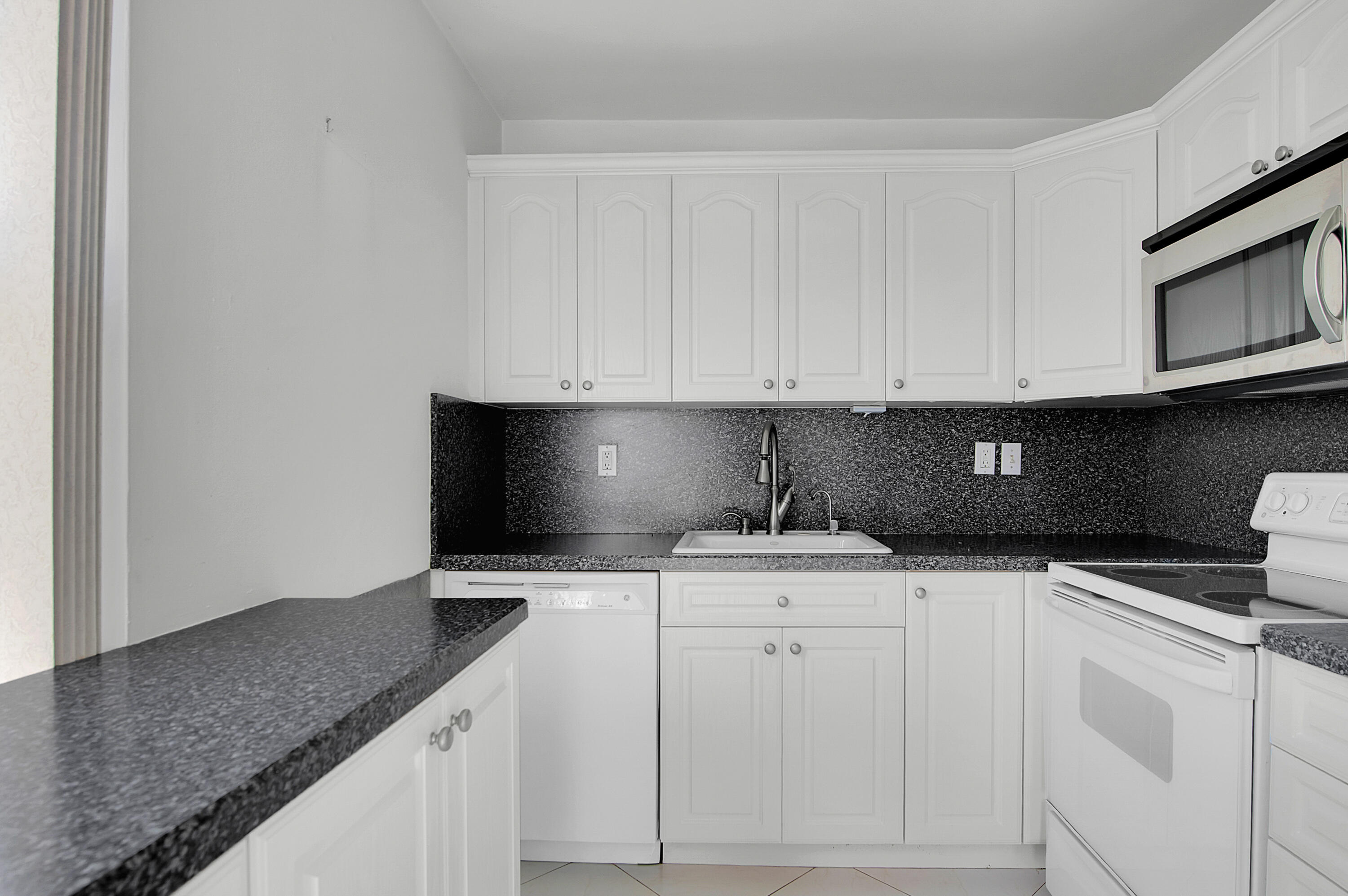567 Normandy L, Unit 567 Delray Beach, FL 33484 - Photo 9 of 38 Kitchen