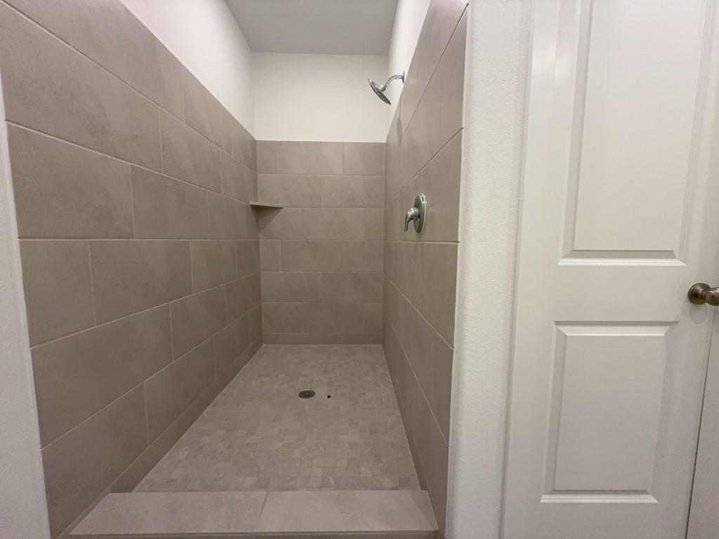 537 Ml Trce Way Princeton, TX 75407 - Photo 18 of 40 a bathroom with a shower