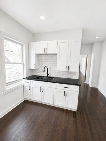 $2,500 | 5518 West Melrose Street, Unit 2, Chicago, IL 60641