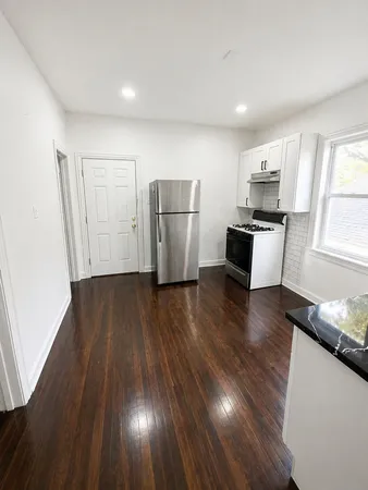 $2,500 | 5518 West Melrose Street, Unit 2, Chicago, IL 60641