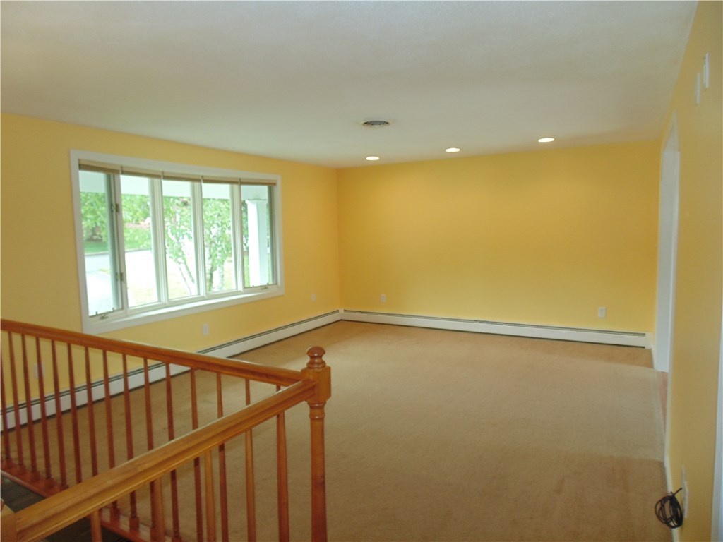27 Azalea Court Cranston, RI 02921 - Photo 2 of 17 Gallery Image 2