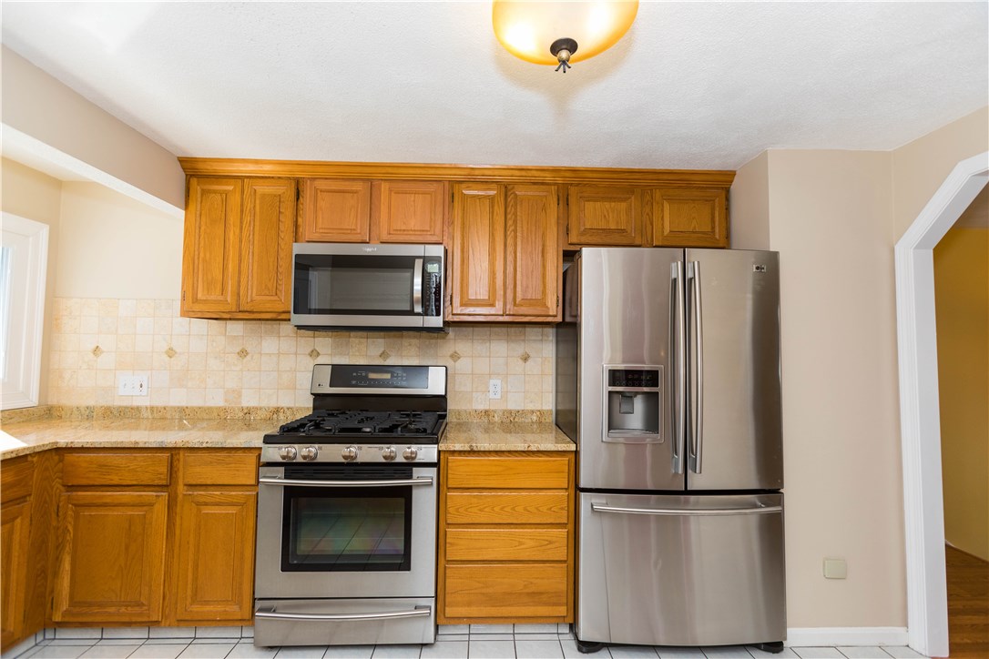 27 Azalea Court Cranston, RI 02921 - Photo 5 of 17 Gallery Image 5