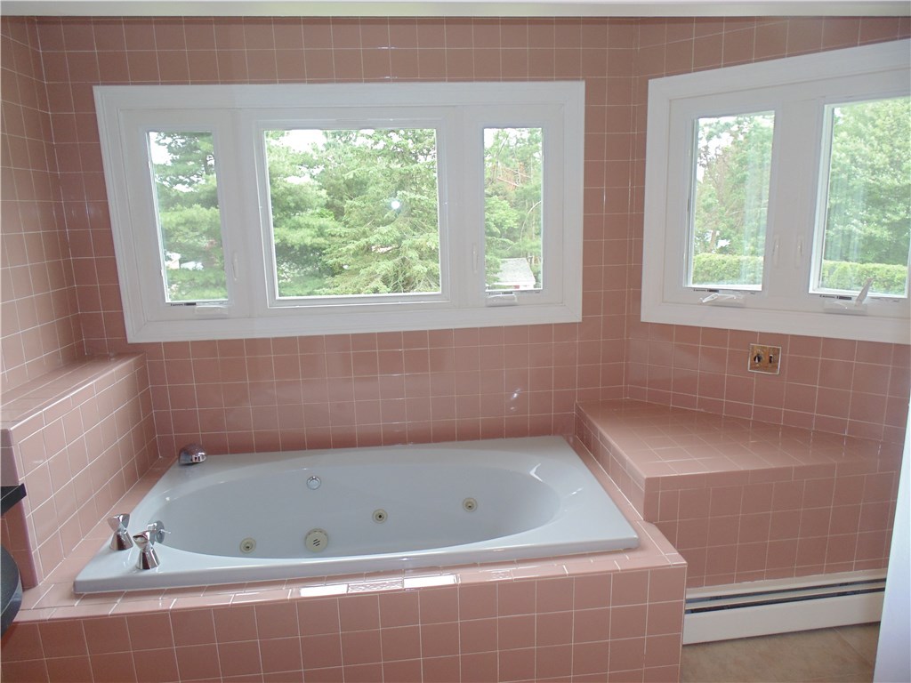 27 Azalea Court Cranston, RI 02921 - Photo 6 of 17 Gallery Image 6